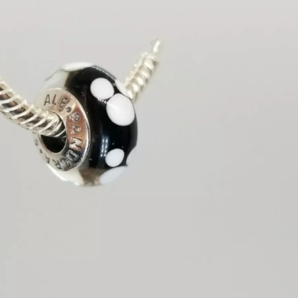 Pandora Mickey and Minnie mouse Murano set. - Picture 12 of 13